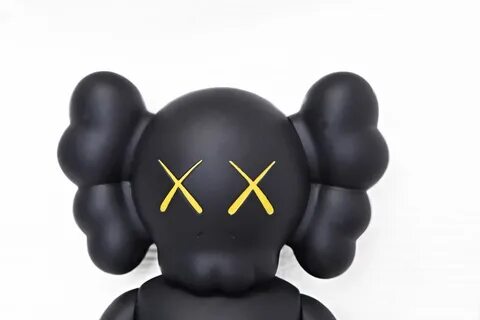 KAWS: статья о художнике и брендовых аксессуарах