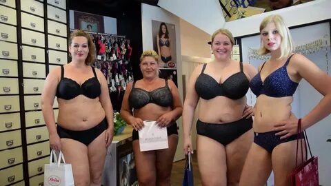 Models zeigen Damenunterwäsche für große Größen und große Cu