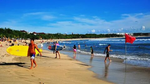 Общественный пляж на курорте Кута на острове Бали