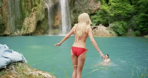 Video Stok young woman wild swimming natural pond (100% Tanp