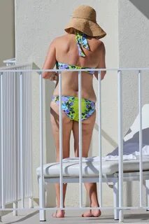Reese Witherspoon in a Bikini - Hawaii, January 2014 * Celeb