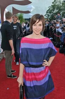 Renée Felice Smith on red carpet. NCISLA Magazine