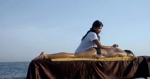 professional asian massager giving massage girl: Stockvideók