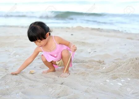Porträt Kind Mädchen Spielen Sand Am Strand Lizenzfreie Foto