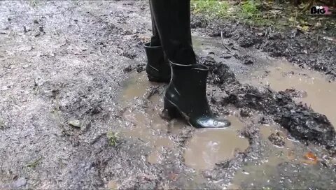 Latex outside + Gummistiefel. 
