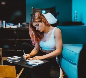 Chrissy Costanza image