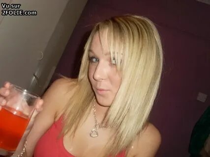 Belle coquine blonde aux yeux bleus en selfie sexy - 2Folie