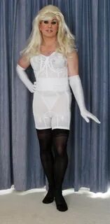 Pin auf Christine in Foundations, Girdles and Petticoats