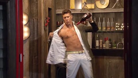 Watch Fredrik Eklund Strips Down! Bethenny & Fredrik Season 