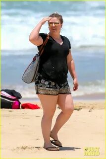 Kelly Clarkson Hits the Beach for Her Birthday Weekend!: Pho