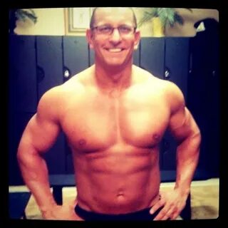 Robert Irvine: Chef built like a brick shit house. - Imgur