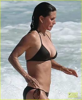 Courteney Cox Flaunts Her Amazing Beach Body at 52!: Photo 3