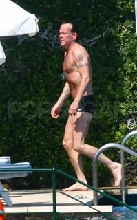 Shirtless Kiefer Sutherland Pictures With Bikini Clad Girlfr