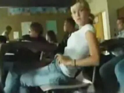 She tried to masturbate in class - Voyeurs HD