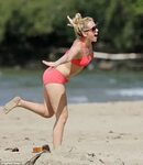 Anna Camp enjoys PDA-filled beach day with boyfriend Skylar 