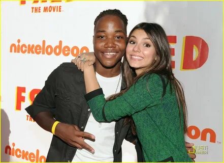 Leon Thomas & Victoria Justice: iCarly-Victorious Cameo Reve