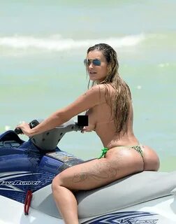 EGO - Andressa Urach faz topless e anda de jet ski em Miami 