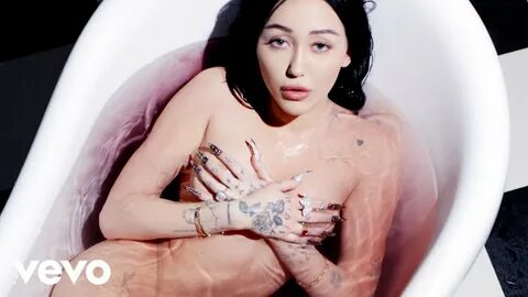 Клип: Noah Cyrus - All Three - WOWone.ru - Новинки музыки (2