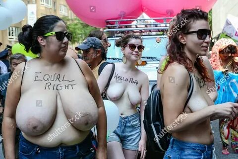 В воскресенье по всему миру прошли парады "Go Topless Day", котор...