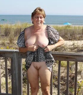 Mature wives ready to be naked on public - Mature Flashers
