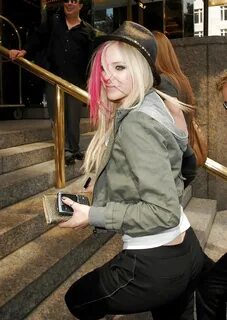 Avril Lavigne s cute little butt - Photo #18
