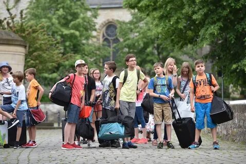 Klassenfahrt: Ankunft von Schülern an der Jugendherberge.