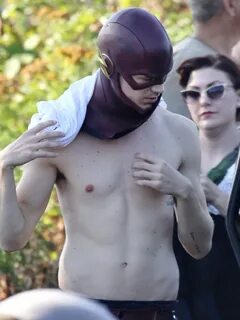 grant-gustin-shirtless-the-flash-08202014-06-675x900 - Fring