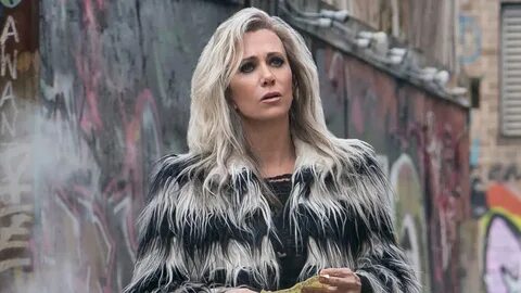 How Kristen Wiig Got In Shape To Play Cheetah In Wonder Woma