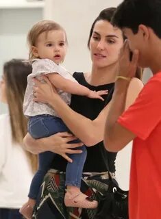 Filha de Rodrigo Santoro e Mel Fronckowiak passeia com a mãe