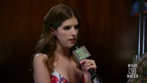 Anna Kendrick: Look sexy et baiser fougueux avec un beau gosse en plein tou...