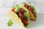 Taco met gehakt, gevuld met verse groenten