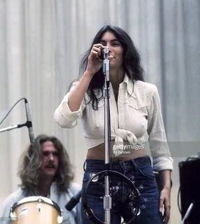 emmylou-harris-performs-with-the-hot-band-at-the-greek-theat