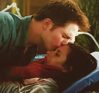 Edward kissing Bella's corpse Twilight book, Twilight film, 