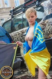 Украинская порнозвезда демонстрирует украинский патриотизм. 