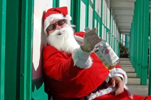PREVIŠE VOTKE: Pijani Deda Mraz sa sekirom pokušao da proval