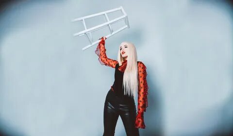 Ava Max: "Aprendí a maquillarme con una amiga lesbiana que m