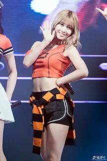 10 Times Momo Revealed Her Sexy Toned Abs