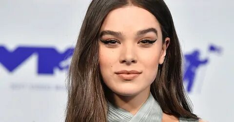 Hailee Steinfeld Wore Bright Red Lipstick with Jeans Teen Vo