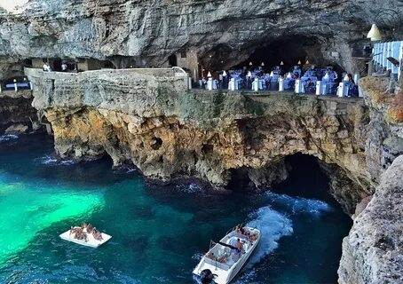 Ресторан в пещере Grotta Palazzese с потрясающим видом на мо