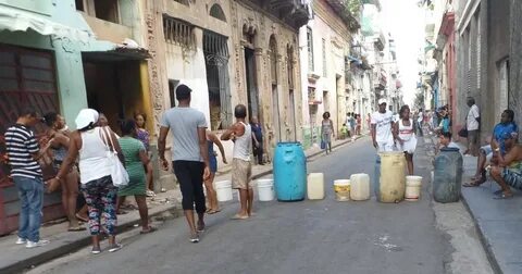 Vecinos de la Habana Vieja cierran la calle en protesta por 