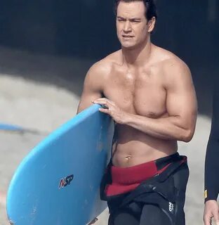 Mark-Paul Gosselaar y Breckin Meyer sin camiseta - aMENzing