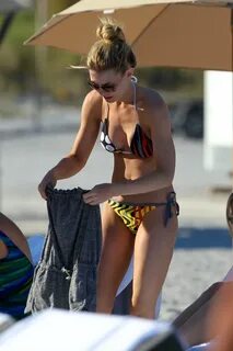 an 1, 2012 Jennifer Morrison in a Bikini on the пляж, пляжны