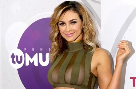 Aracely Arámbula desfila con un vestido negro aparentemente 