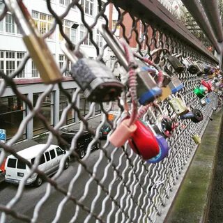 #3056832 / chain link fence, locks, seattle wallpaper - Cool