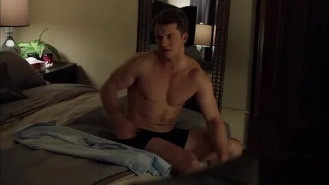 ausCAPS: Freddie Stroma and Tom Brittney shirtless in UnREAL