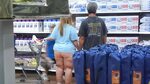 В американский супермаркет Walmart эти люди пришли просто за