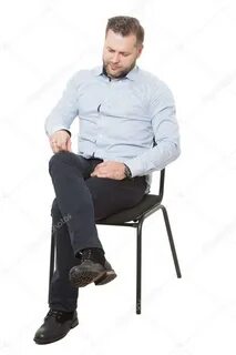 Mann sitzt auf Stuhl. isolierter weißer Hintergrund. entfern