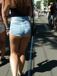 Superhot babe in shorts - Zurich candids - Photo #0