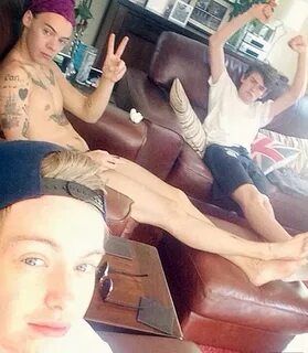 Harry Styles Naked: One Direction Star Strips for Instagram 