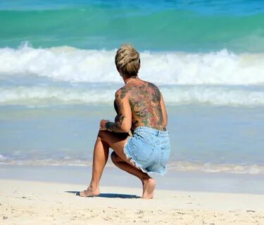 Blanka Lipinska Shows Off Her Nude Tits Enjoying the Beach D